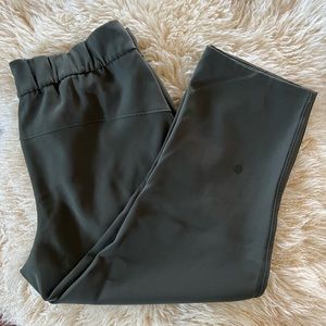 Lululemon Cropped Pull-on Pants in Army Green. 
Size 6